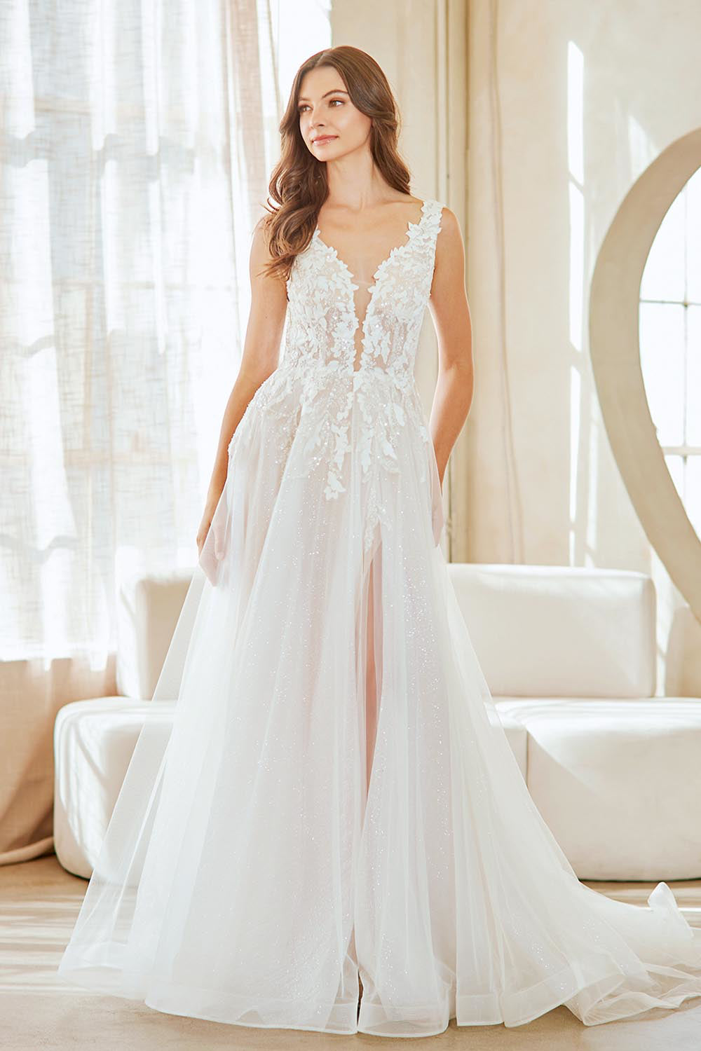 White Long Bridal Gown – Soft Lace Wedding Look